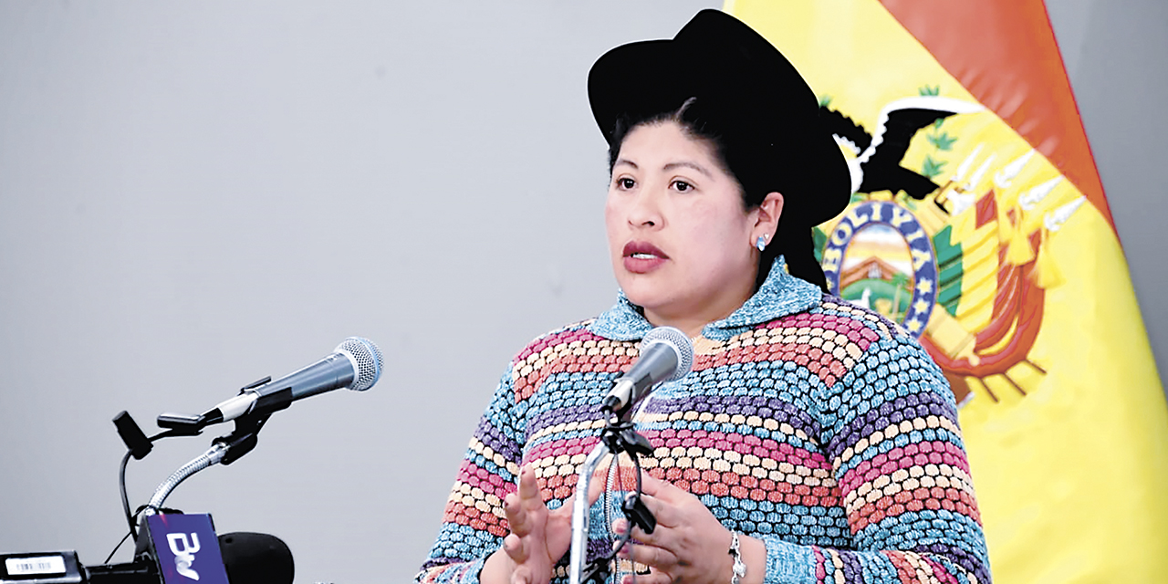 La ministra de Culturas, Esperanza Guevara, en conferencia de prensa.