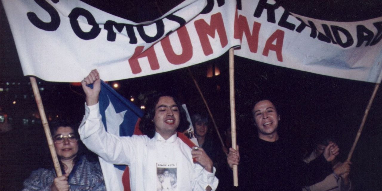 Víctor Hugo Robles y Pedro Lemebel en la marcha gay de 1995.