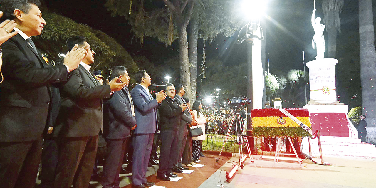 Autoridades nacionales frente al monumento de la heroína Juana Azurduy de Padilla, en la plaza 25 de Mayo de la ciudad de Sucre. 