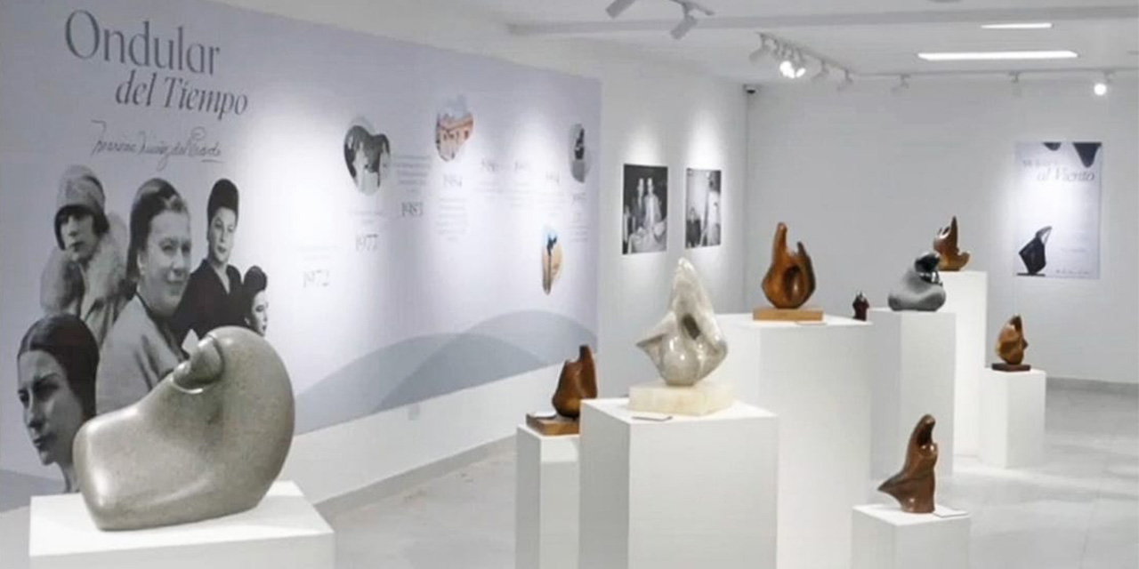 Título: Marina Núñez del Prado vuelve a casa con un museo que celebra su legado universal Epígrafe: La icónica escultora boliviana ya tiene un espacio propio en el corazón de La Paz, donde su obra dialoga con la memoria, la identidad y el arte contemporáneo.  Cuerpo de la nota:  La Paz celebra un hito cultural sin precedentes: este 1 de agosto abre sus puertas el Centro Cultural Museo Marina Núñez del Prado (CCM-MNP), un espacio dedicado íntegramente a la escultora boliviana más reconocida del siglo XX en América Latina. El nuevo museo, que depende de la Fundación Cultural del Banco Central de Bolivia (FC-BCB), nace como una casa viva para el arte, la memoria y la creación.  Ubicado en Sopocachi, el museo ocupa la antigua residencia y taller de la artista, un inmueble restaurado con sensibilidad y respeto patrimonial. La propuesta museográfica recorre tres niveles simbólicos que revelan el linaje íntimo, el proceso creativo y la dimensión espiritual de la autora de las Madres Cósmicas y las Mujeres al Viento.  Más que un recorrido biográfico, la muestra permite comprender la potencia estética, política y telúrica de su obra, desde sus inicios marcados por el arte social hasta la madurez expresada en formas abstractas talladas en piedra. El museo conserva, además, un archivo personal de incalculable valor: pasaportes, correspondencia, fotografías y documentos que dan cuenta de sus vínculos con figuras como Gabriela Mistral y Osvaldo Guayasamín.  El espacio cultural también incluye la Sala Telúrica para exposiciones temporales, una biblioteca especializada, tienda cultural, jardín escultórico y una agenda permanente de actividades educativas. Durante agosto, el CCM-MNP ofrecerá visitas guiadas, talleres, conversatorios y una exposición inaugural titulada “Marina Núñez del Prado: La Escultora de los Andes”.  La inauguración oficial se realizará este viernes 1 de agosto a las 18:30, en un acto solemne y festivo con la presencia de autoridades, diplomáticos y amantes del arte, en el marco del Bicentenario de Bolivia.