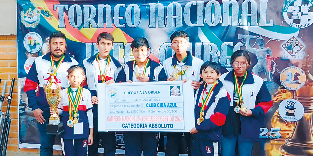 Integrantes del club Ciba Azul de Cochabamba que ganaron el Campeonato de Ajedrez.