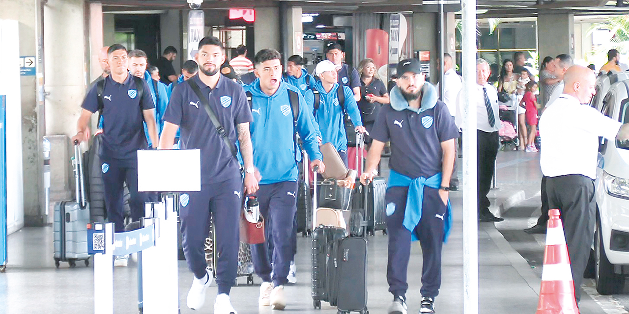 Jugadores de Bolívar en el aeropuerto de Sao Paulo, donde hicieron escala antes de viajar a Manchester, Inglaterra.