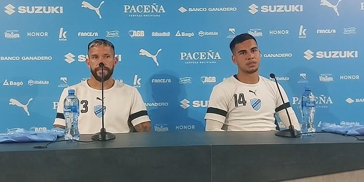 El argentino Miguel Ángel Torrén (izq.) y el boliviano Robson Matheus Tomé en la presentación como nuevos jugadores de Bolívar.