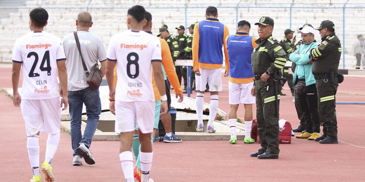 Jugadores de Royal Pari en el momento que abandonan el campo de juego.