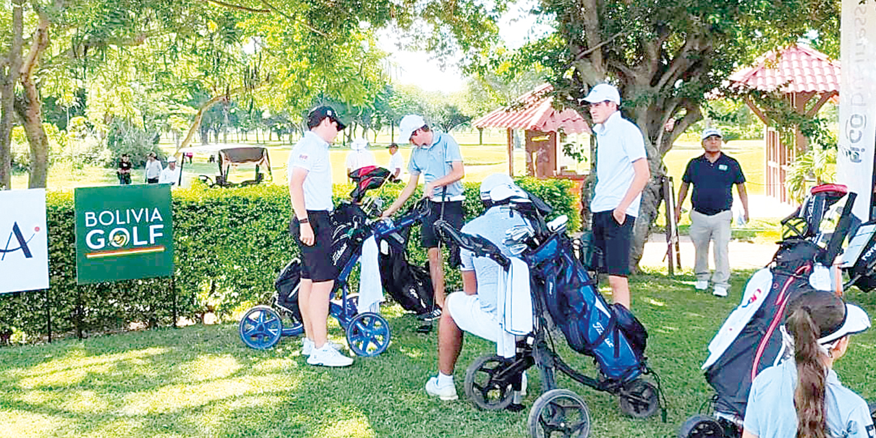 Golfistas en los últimos aprestos para el inicio de la temporada.