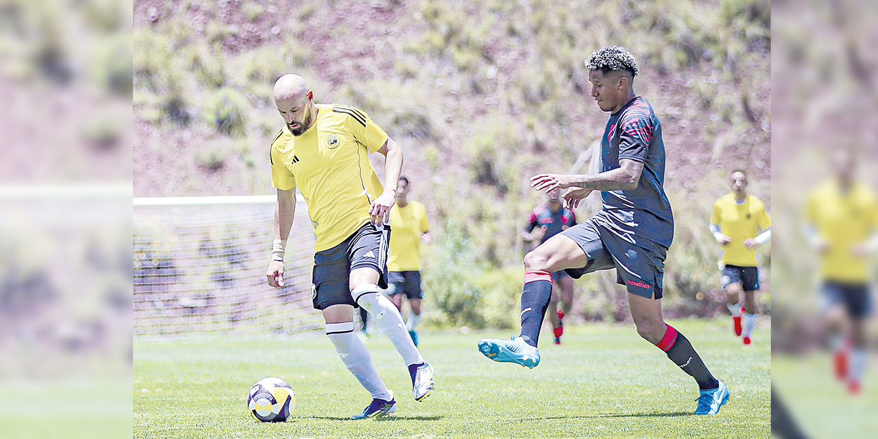 Una escena del encuentro amistoso que jugaron Cusco FC y Always Ready en la ciudad peruana de Cusco.