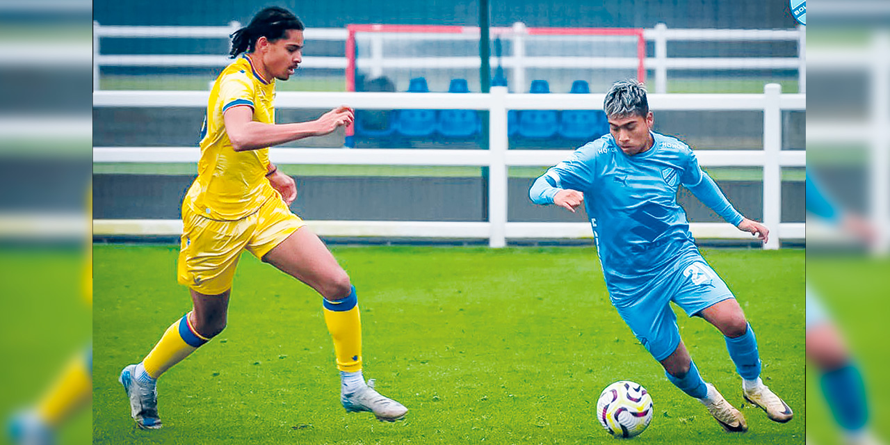 El delantero de Bolívar Jhon Velásquez domina el balón ante la marca de un defensor del equipo de reserva del Crystal Palace. Foto:  BOLíVAR