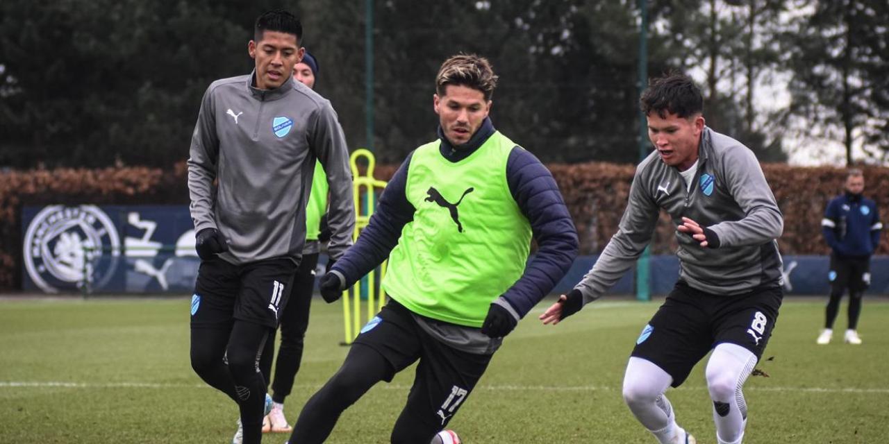 El ‘Pato’ Rodríguez tiene el balón ante la marca de Luis Paz. Desde atrás observa la jugada Ramiro Vaca.