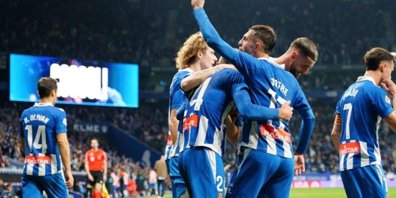 Jugadores del Espanyol celebran la gran victoria ante el Real Madrid.