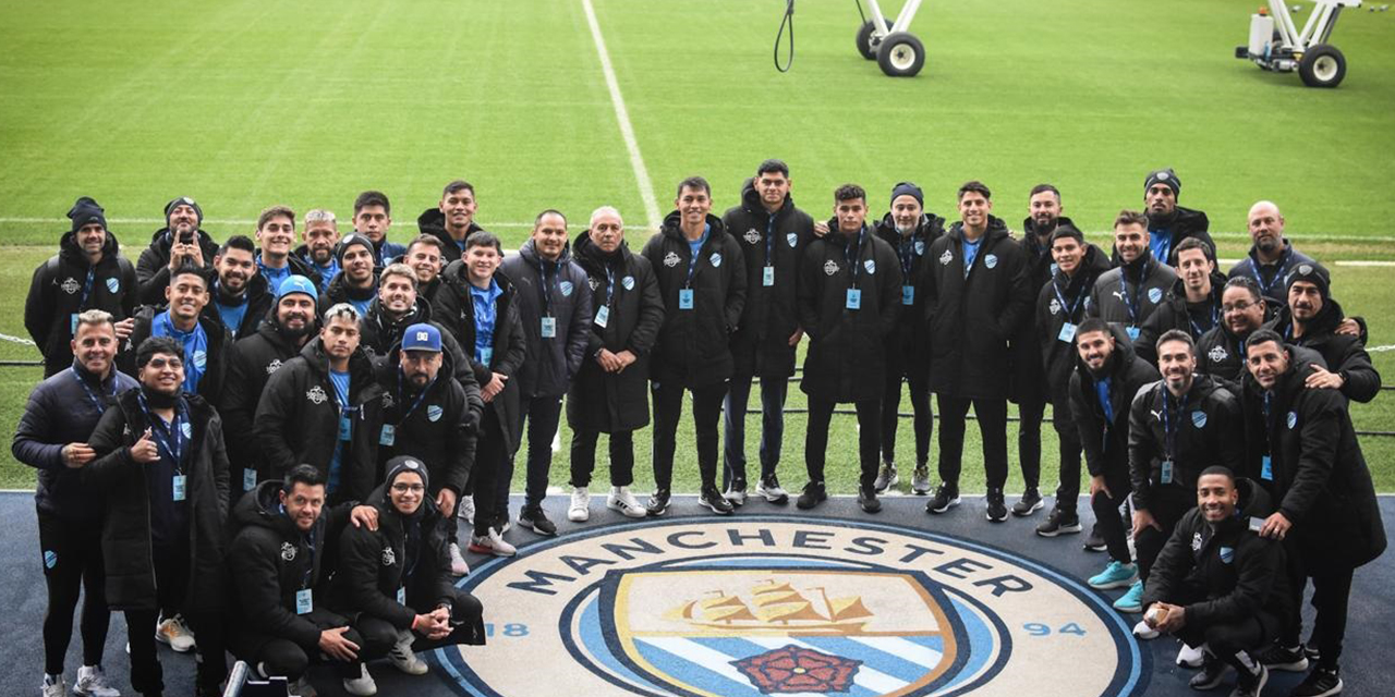 El equipo celeste en un alto del tour por el estadio Etihad Stadium