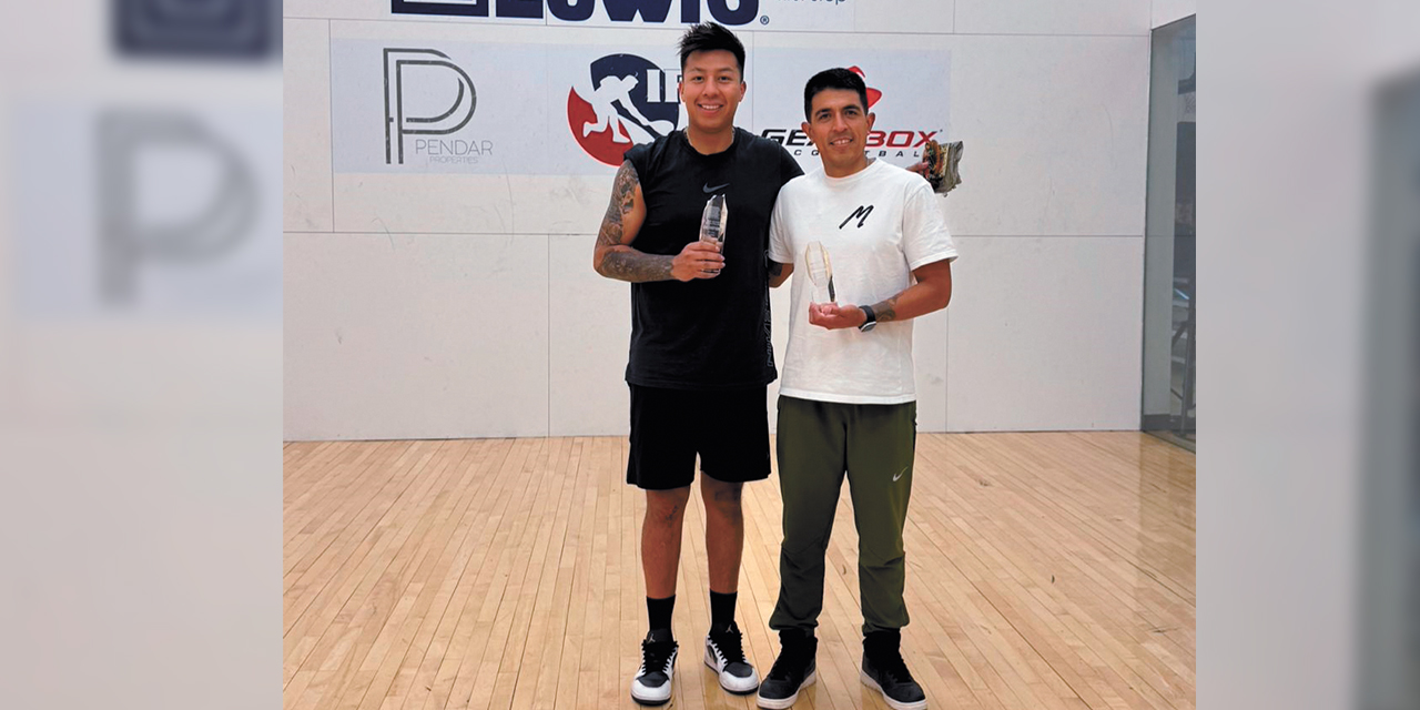 Conrrado Moscoso y Kadim Carrasco lucen orgullosos  sus trofeos ganados.