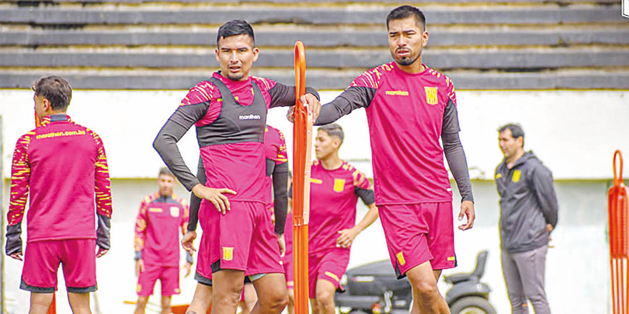 Los jugadores Álvaro Quiroga (izq.) y Víctor Cuéllar en un alto de la preparación del Tigre, en Achumani.