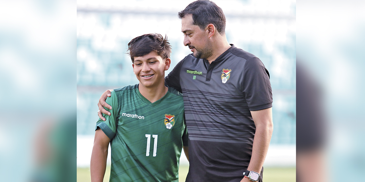 La figura de la Verde, Juan Maraude, junto al técnico Bernardo Aguirre.
