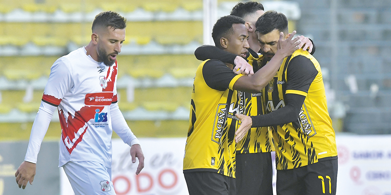 Moisés Villarroel, la figura de Blooming, festeja su gol.
