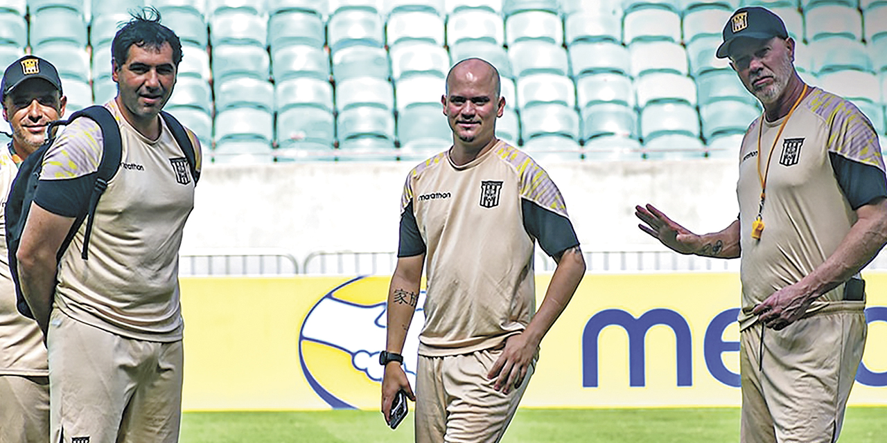 El entrenador brasileño Carlos Antonio Zago (d) y su cuerpo técnico dejarán The Strongest.