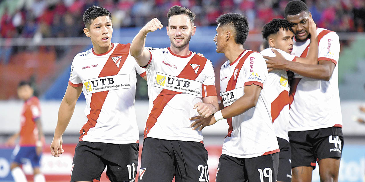Jugadores de Always celebran una nueva goleada en condición de visitante, esta vez ante Wilstermann.
