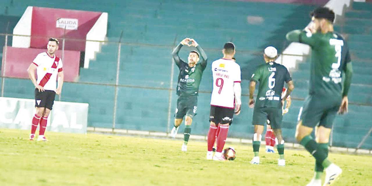 Denis Pinto festeja su gol, el que abrió el marcador a favor del equipo tarijeño.