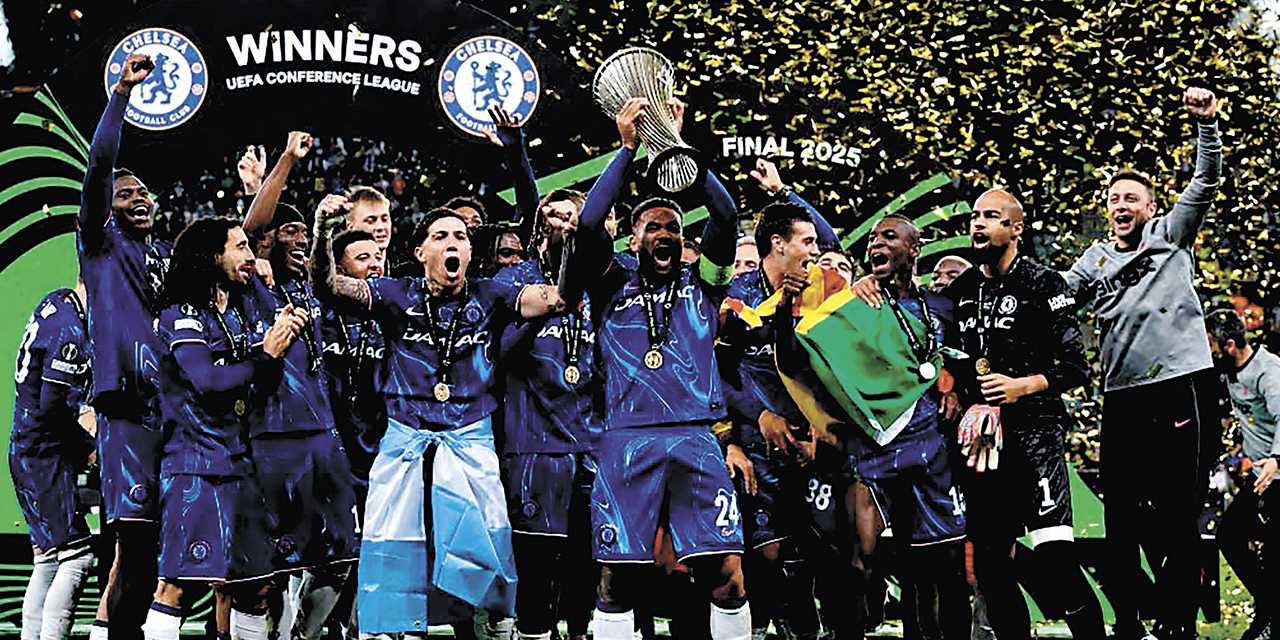 Los jugadores del Chelsea festejan la histórica conquista de tres títulos europeos.