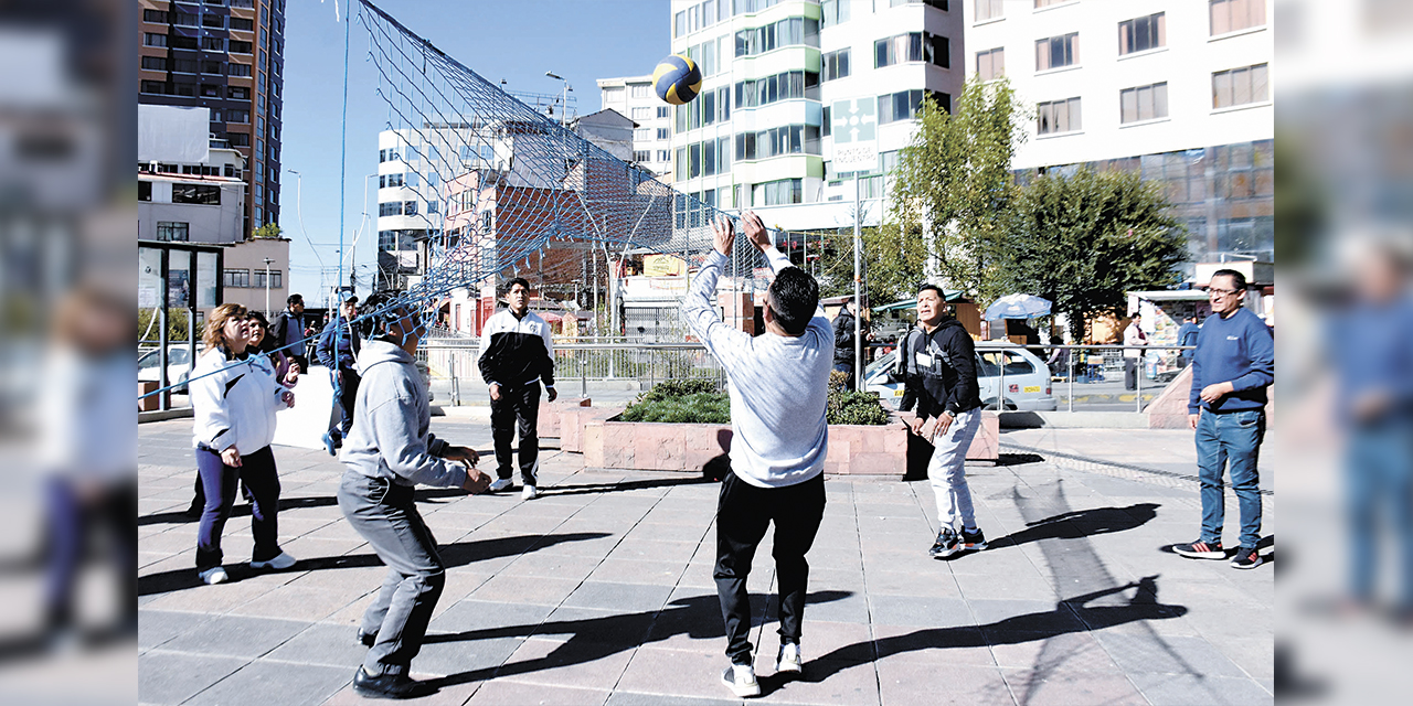 Un partido de voleibol  en el Día del Desafío.