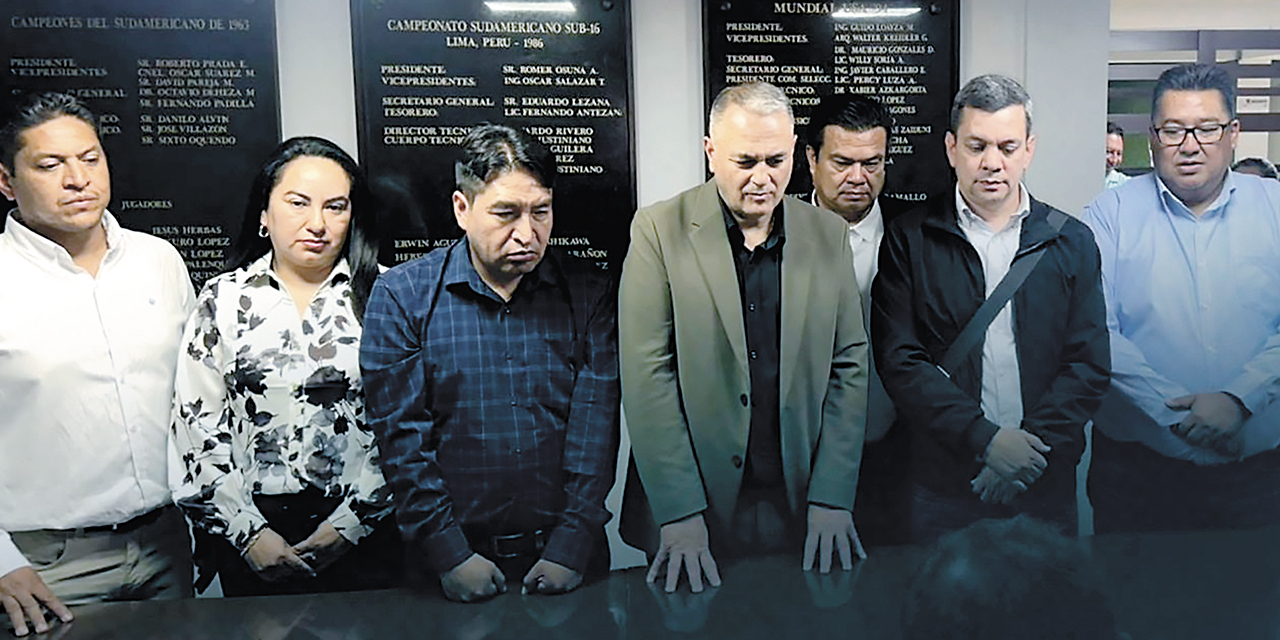 Fernando Costa (centro) junto a los miembros de su plancha durante el registro ante el Comité Electoral de la FBF.