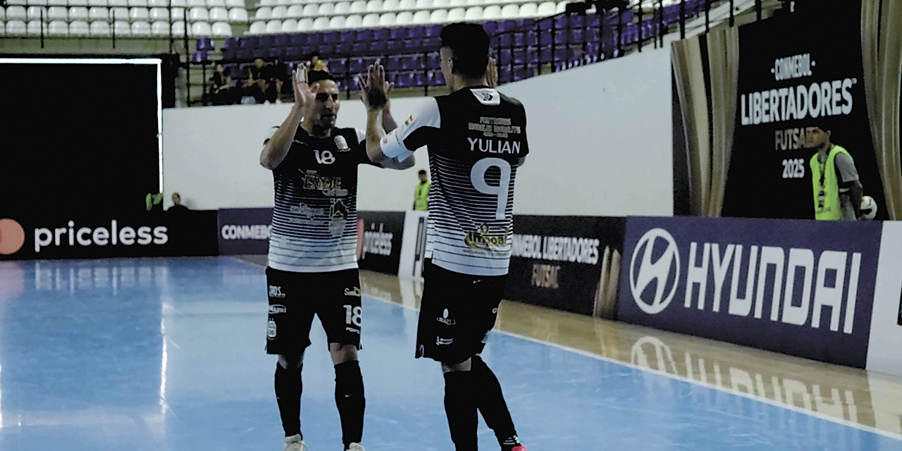 Jugadores del equipo orureño de futsal celebran la clasificación a cuartos de final.