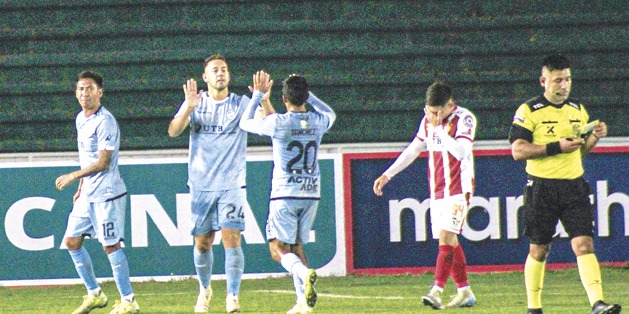 Jugadores de Aurora festeja la victoria en Sucre.