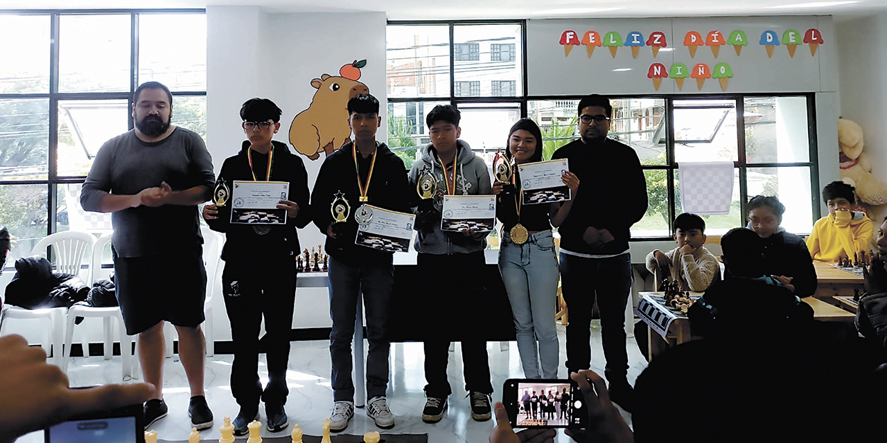Los ganadores de la competencia estudiantil de ajedrez que se disputó en Sucre.