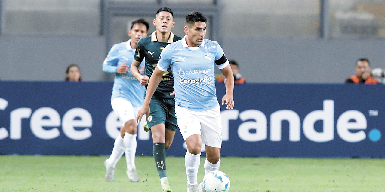 Ramiro Vaca (de verde) en el partido contra Sporting Cristal en Perú.