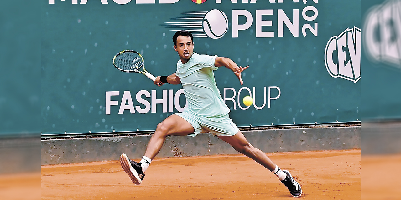 El tenista Hugo Dellien en plena acción en el partido jugado ayer.