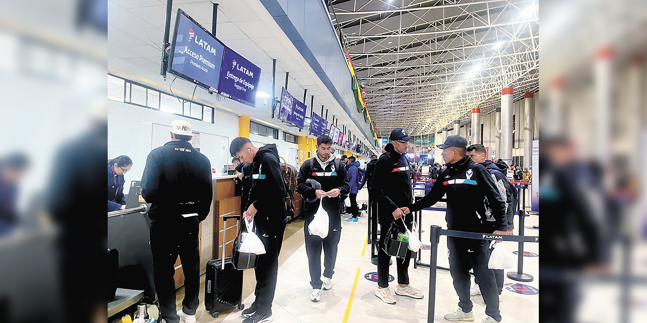 Jugadores de GV San José en el aeropuerto de El Alto antes del viaje a Chile.