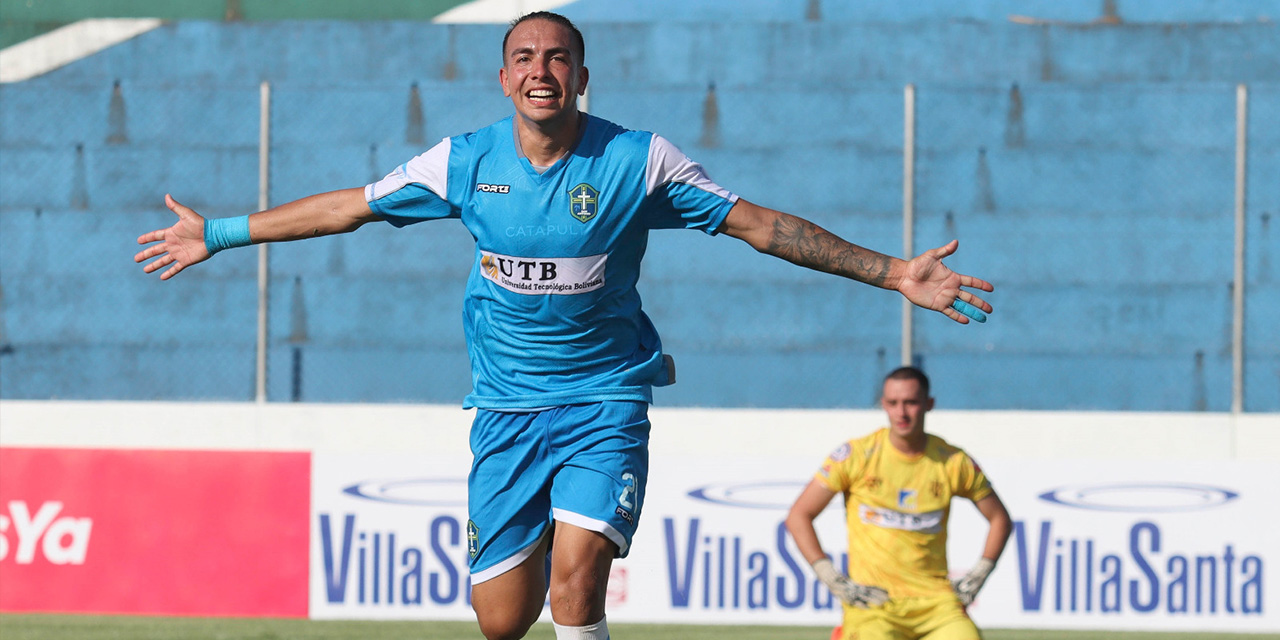 Mario Otazú festeja sus goles con los que San Antonio venció a Independiente.