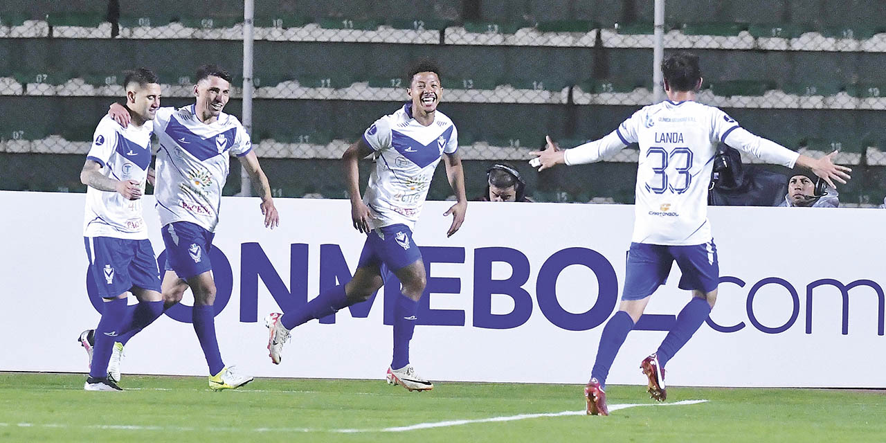 Moisés Calero (c) festeja su gol, el que le dio del triunfo a GV San José