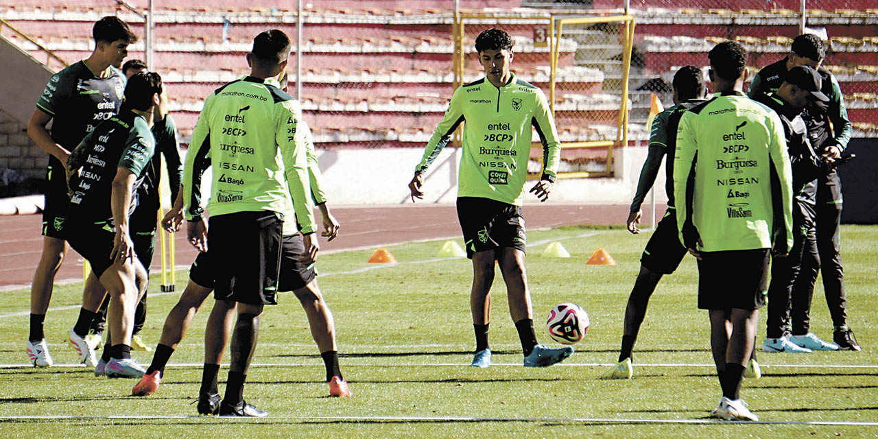 Los jugadores de la Selección en la etapa previa al entrenamiento.