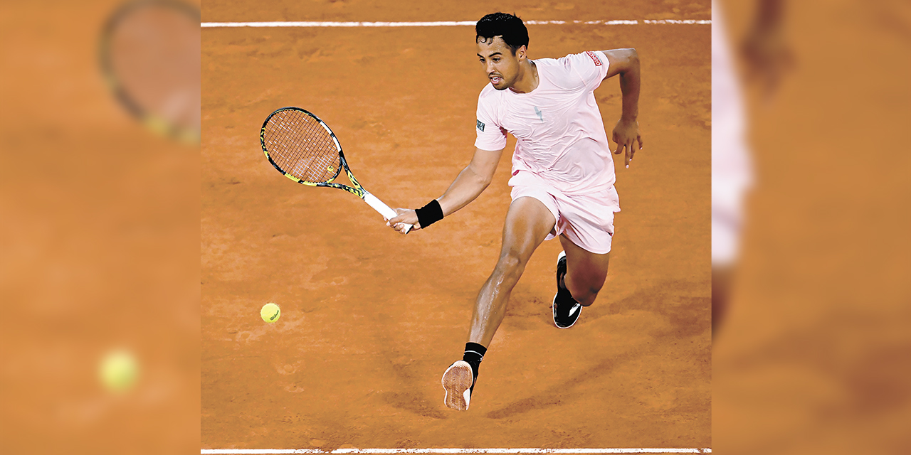 Hugo Dellien en plena accion en el Roland Garros.