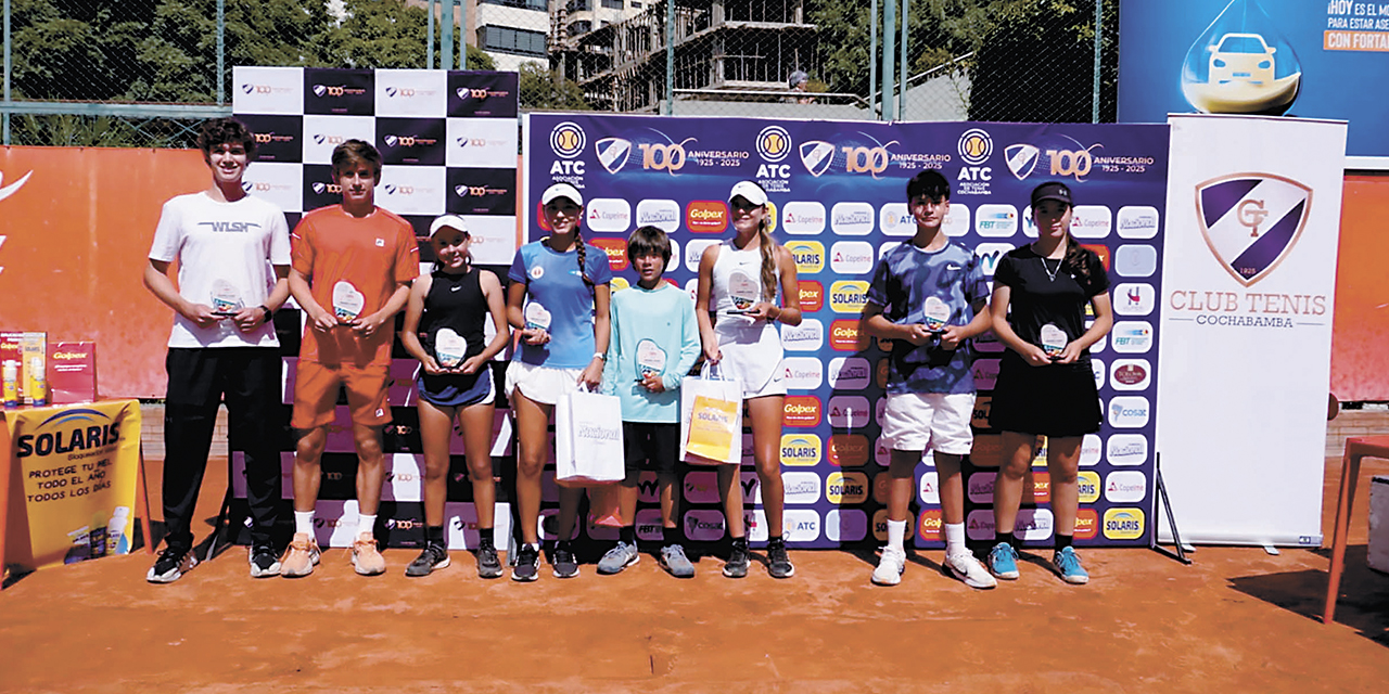 Los tenistas ganadores del Tunari Junior Open.