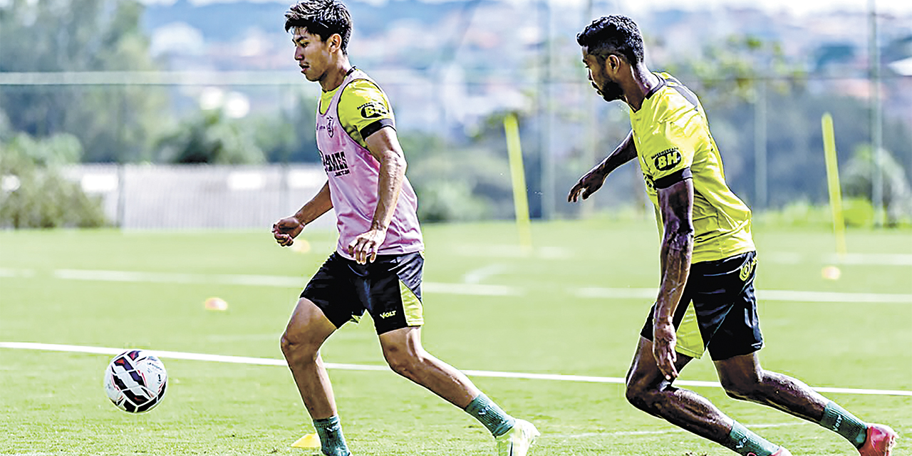 Miguel Terceros (izq.) en la práctica del América-MG.