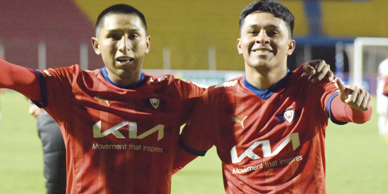 Corrales y Bobadilla festejan sus goles que le dieron el triunfo al equipo aviador.