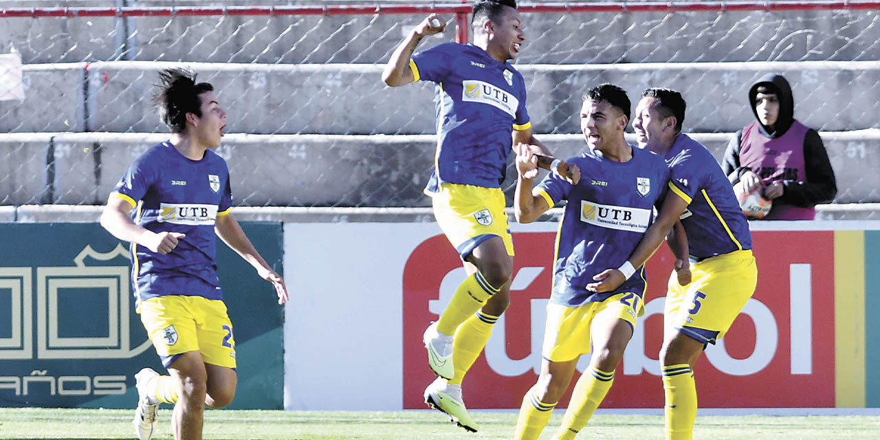 Jhon Mena (centro) festeja su gol, el segundo del equipo de ABB.