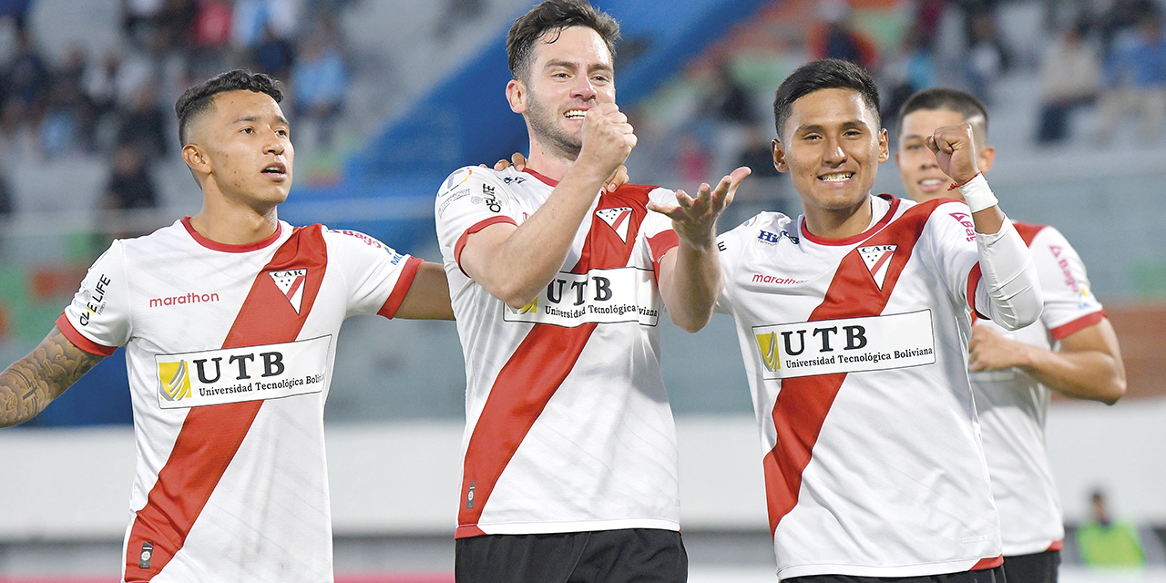 Fernando Saucedo (centro) festeja su gol, el del empate de Always Ready.
