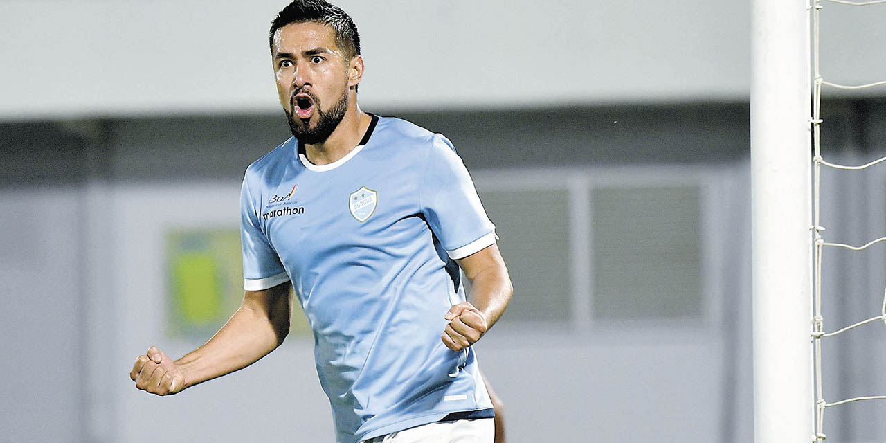 Rodrigo Ramallo grita a todo pulmón su gol, que le dio el empate a Aurora.