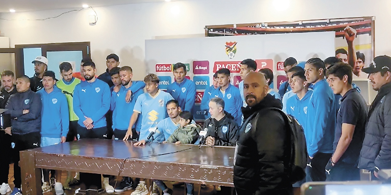 Fábio Gomes (de gorra blanca) junto al equipo en la conferencia de prensa que ofreció Robatto.