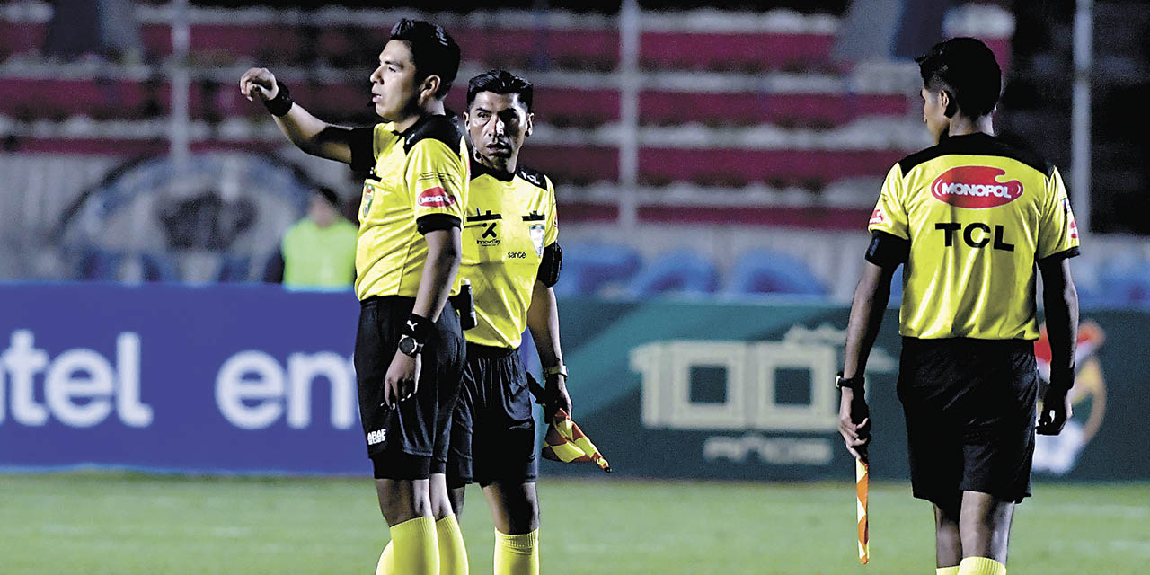 El árbitro Gabriel Mendoza está suspendido por su mala labor en el partido entre Bolívar y Always.  