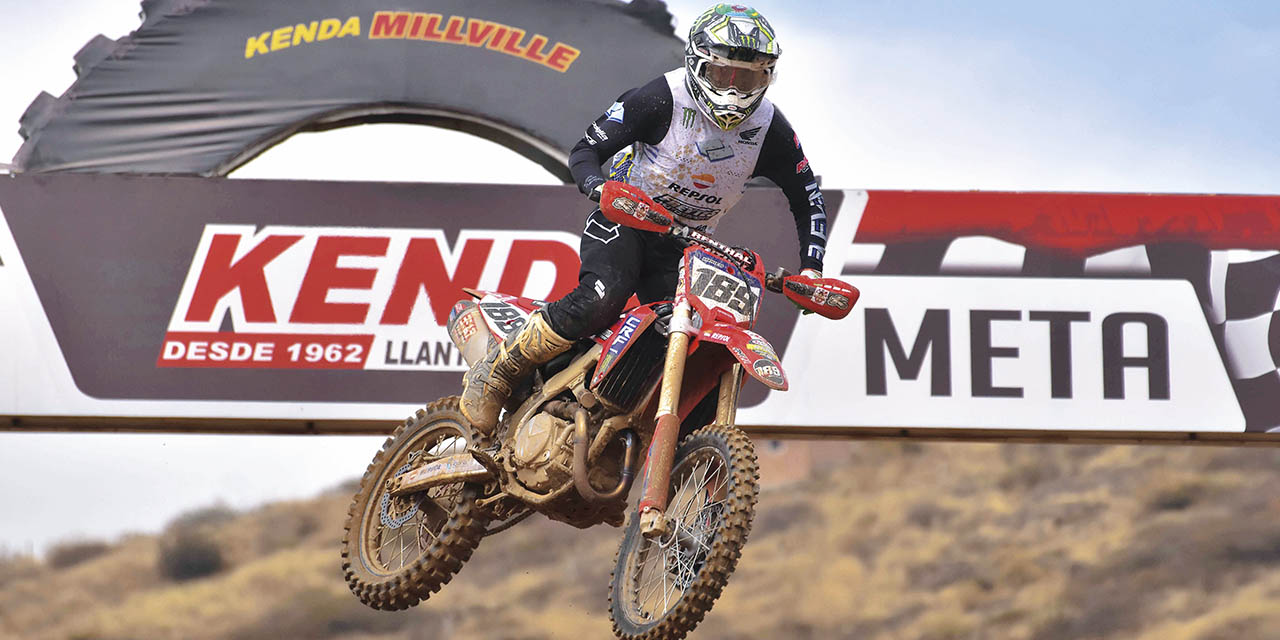 El ganador de la competencia de motos en plena acción.
