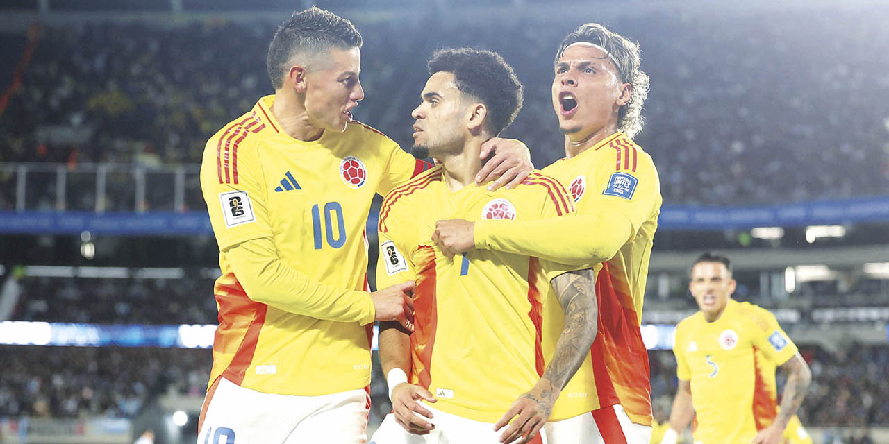 James Rodríguez (10) y Richard Ríos congratulan al goleador Luis Diaz (centro).