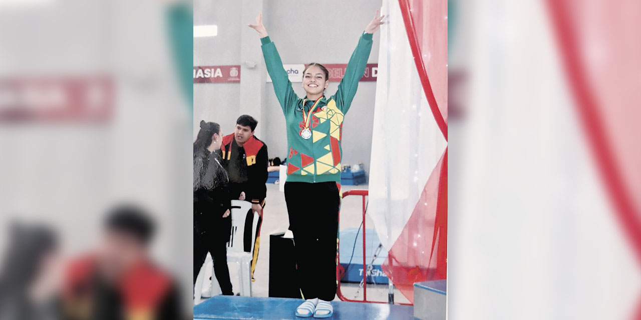 La joven gimnasta paceña Monserrath de la Riva festeja su histórica clasificación al Mundial.