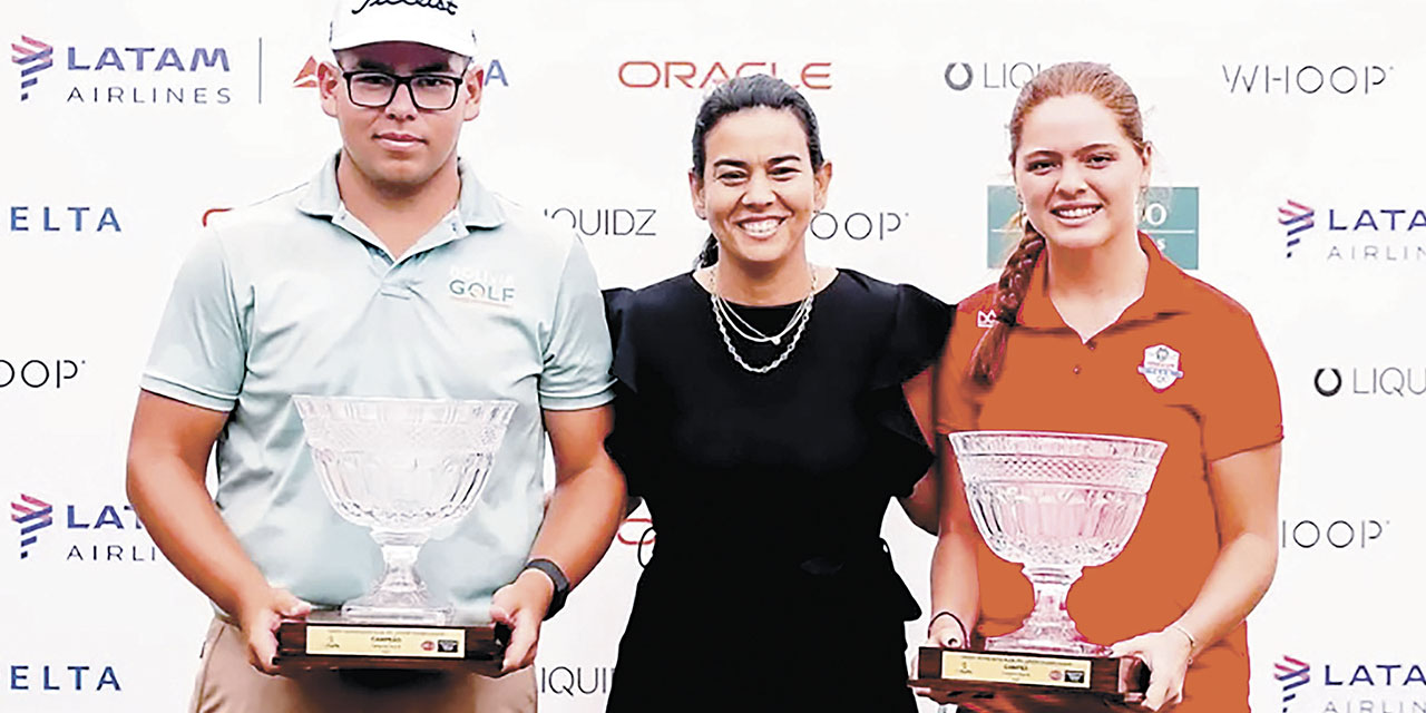Vicente Quiroga (izq.) y Mara Dajer (der.) posan con el trofeo de campéon.