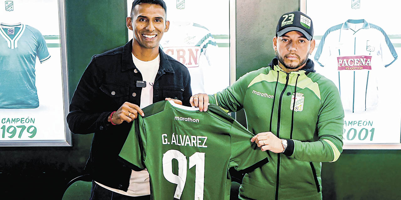 Gilberto Álvarez (izq.) en la presentación como nuevo jugador de Oriente.