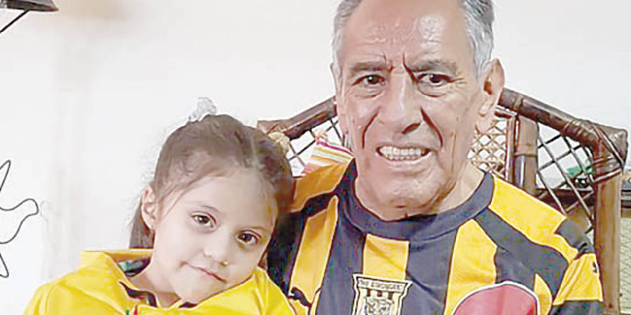 Rolando Vargas aparece con la camiseta de The Strongest al lado de una de sus nietas.
