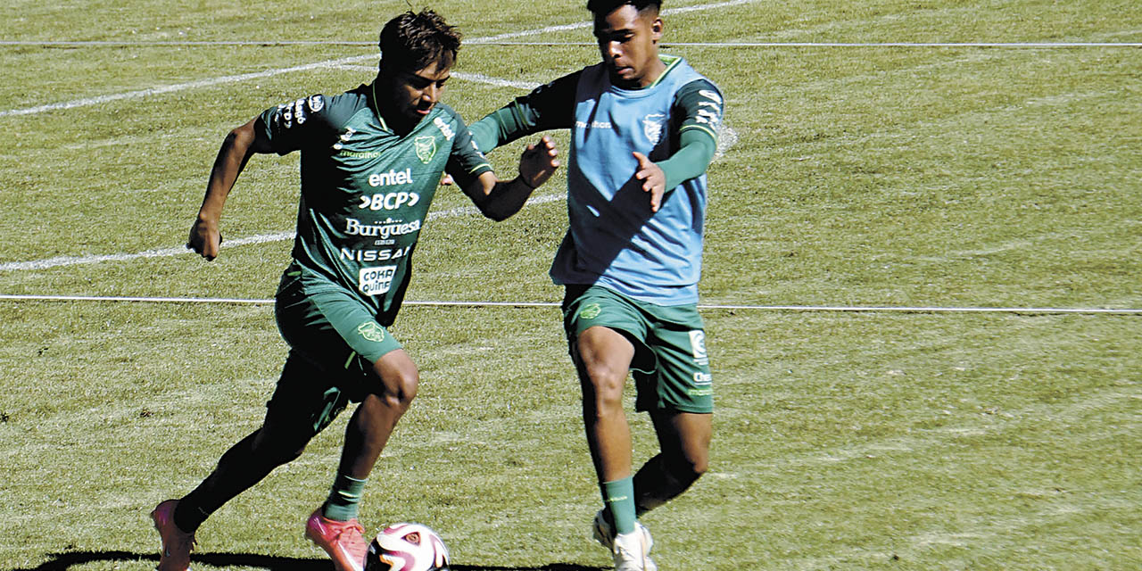 ‘Papu’ Velásquez (izq.) lleva el balón ante la marca de Moisés Paniagua en la práctica de la Selección.