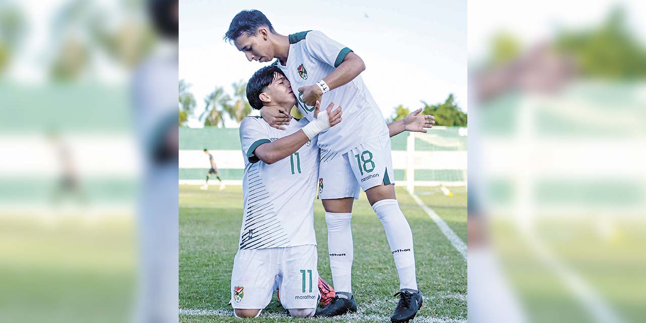 Jesús Maraude (11) festeja su gol, el que selló la victoria de Bolivia, junto a un compañero.